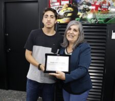 Prefeito homenageia professora com mais de duas décadas de atuação na rede municipal