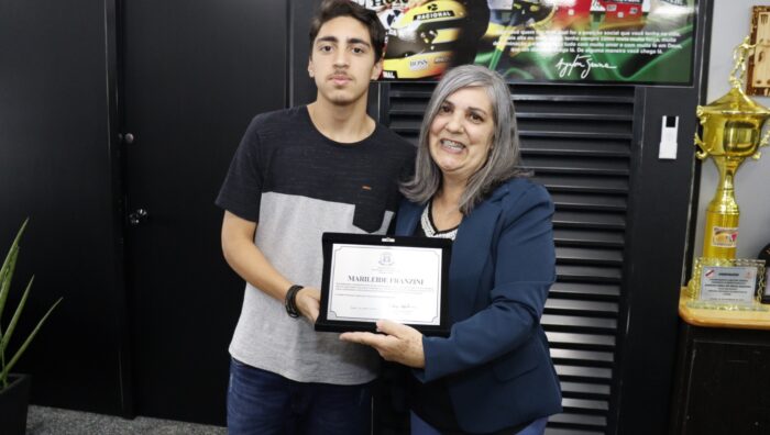 Prefeito homenageia professora com mais de duas décadas de atuação na rede municipal