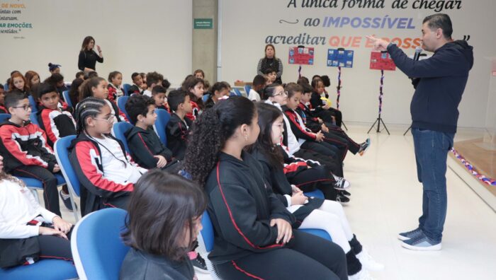 Prefeito participa de roda de conversa com alunos do Sesi