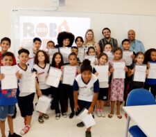 Alunos do Caic recebem certificados de conclusão do curso de robótica