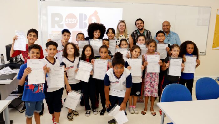 Alunos do Caic recebem certificados de conclusão do curso de robótica