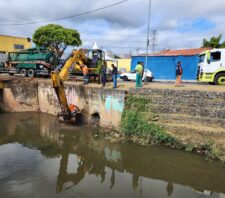 Manutenção retira quase cem toneladas de detritos de trecho do rio Una