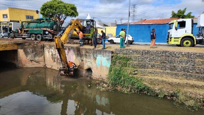 Manutenção retira quase cem toneladas de detritos de trecho do rio Una