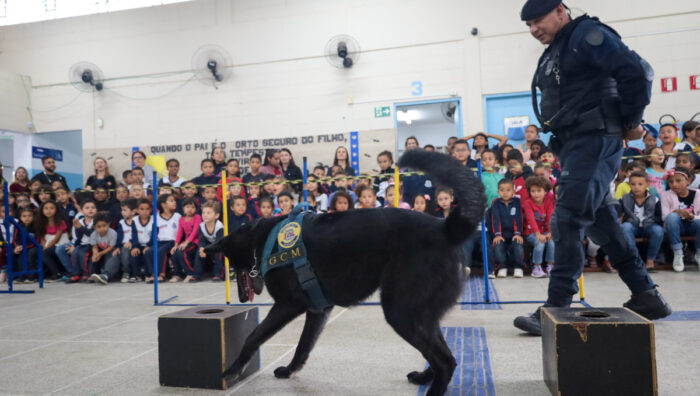 Canil se apresenta a alunos de escola do Jardim Maitê