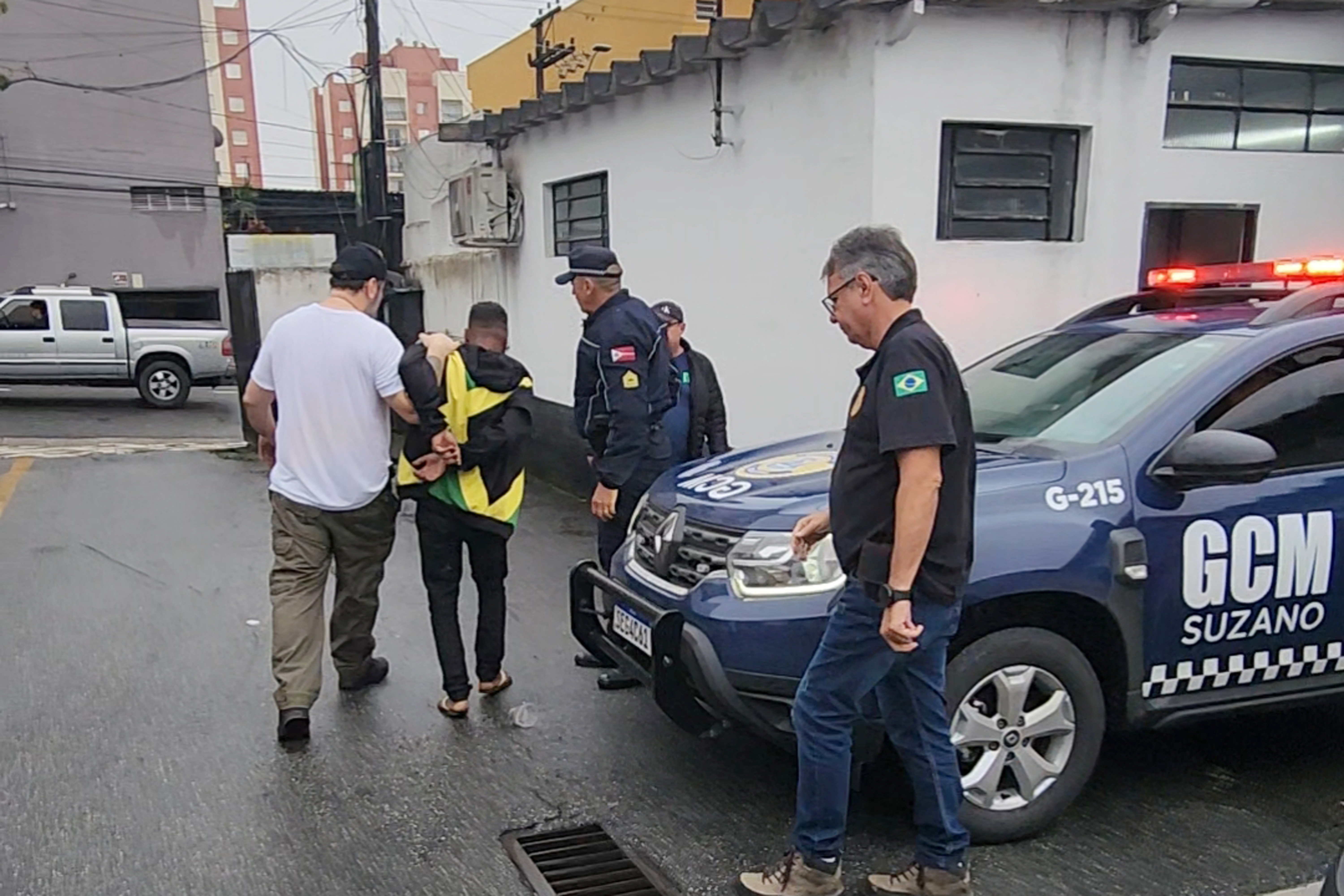 GCM auxilia Polícia Civil a prender agressor de idoso no centro de Suzano