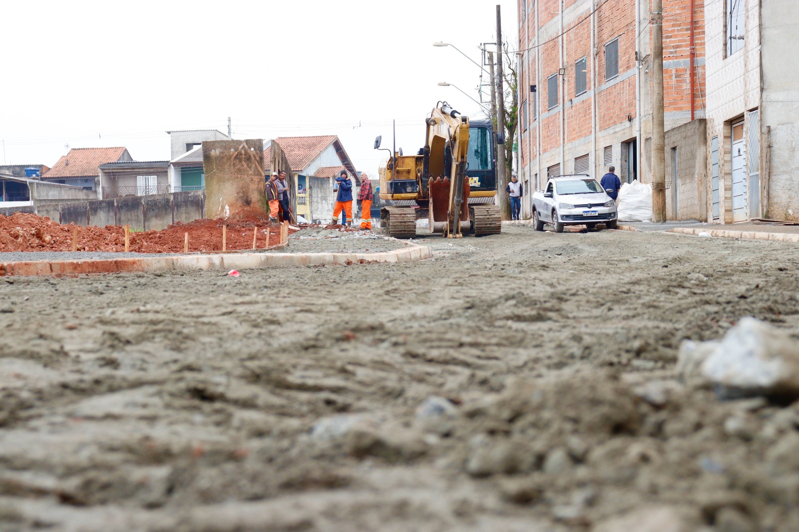 Prefeito vistoria obras de pavimentação no Jardim Alterópolis