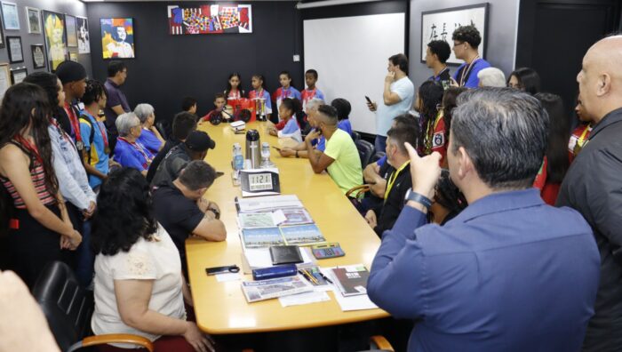 Prefeito recebe medalhistas do Jeesp, Jomi e Liga Esportiva Nescau no gabinete