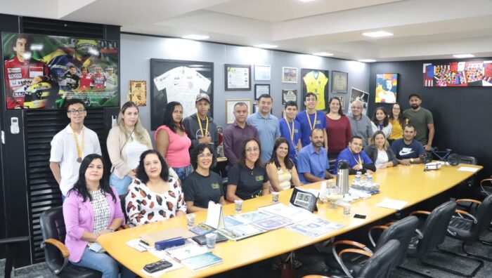 Prefeito recebe medalhistas de Olimpíada Brasileira de Matemática no gabinete