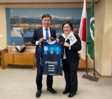 Prefeito de Komatsu recebe carta escrita pelo prefeito de Suzano