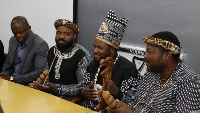 Suzano recebe a visita de Tchongolola Tchongonga, rei da maior etnia de Angola