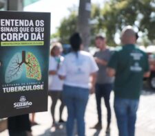 Equipe da UBS do Parque Maria Helena orienta sobre tuberculose em feira do bairro