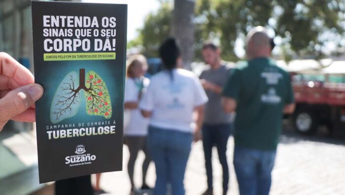 Equipe da UBS do Parque Maria Helena orienta sobre tuberculose em feira do bairro