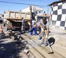 Manutenção promove nivelamento de paralelepípedos na rua Jeca Tatu