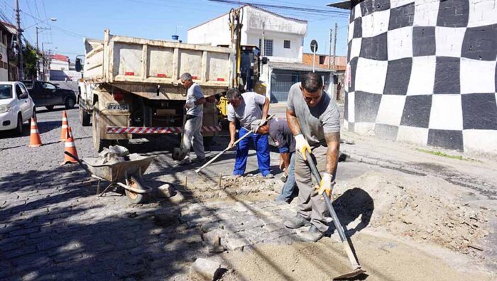 Manutenção promove nivelamento de paralelepípedos na rua Jeca Tatu