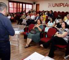 Prefeito entrega bolsas de estudo a oito novos alunos do UniPiaget