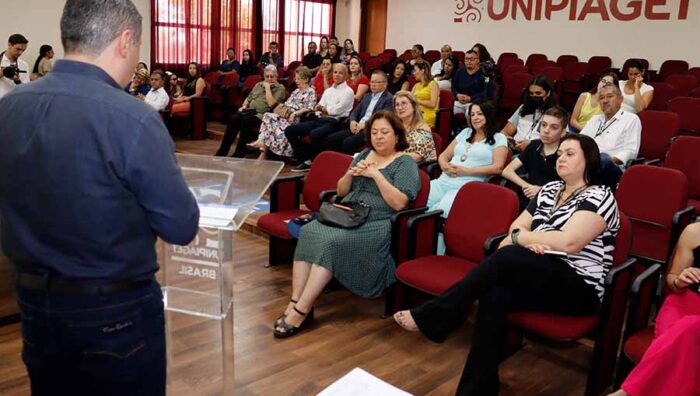 Prefeito entrega bolsas de estudo a oito novos alunos do UniPiaget