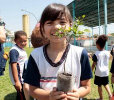 Crianças participam do projeto ‘Floresta na Escola’ na Vila Sol Nascente