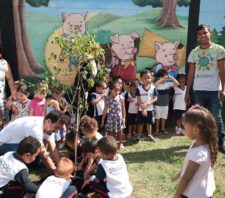 Viveiro Municipal promove plantio em escolas do Jardim Europa