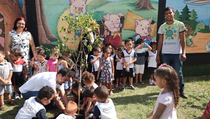 Viveiro Municipal promove plantio em escolas do Jardim Europa