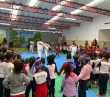 Alunos de escola do Miguel Badra participam de aula aberta de capoeira
