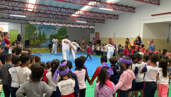 Alunos de escola do Miguel Badra participam de aula aberta de capoeira