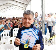 Prefeito e ministros entregam chaves de apartamentos a 300 famílias do Residencial Suzano II