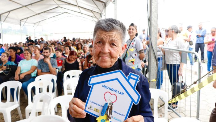 Prefeito e ministros entregam chaves de apartamentos a 300 famílias do Residencial Suzano II