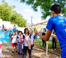 Alunos do Jardim Santa Inês participam de oficina com time do Suzano Vôlei