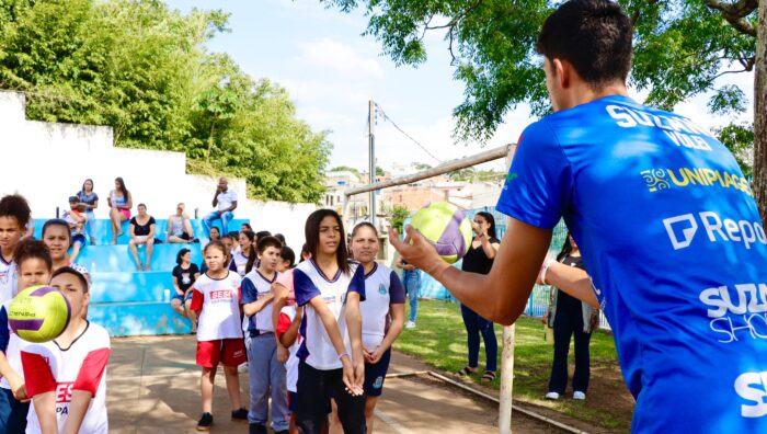 Alunos do Jardim Santa Inês participam de oficina com time do Suzano Vôlei