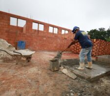 Prefeito e secretário vistoriam obras do posto de saúde do Parque do Colégio