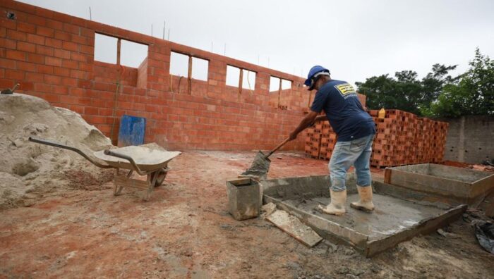 Prefeito e secretário vistoriam obras do posto de saúde do Parque do Colégio