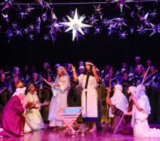 ‘Cantata de Natal’ emociona espectadores no Teatro Municipal Dr. Armando de Ré