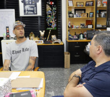 Prefeito recebe visita do goleiro suzanense Léo, da Chapecoense