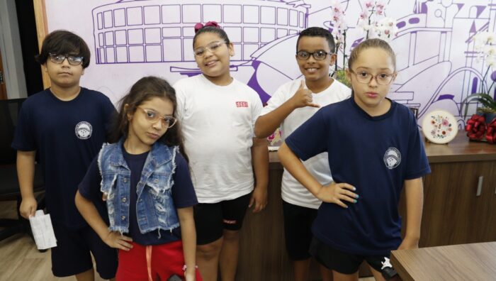 ‘Programa da Boa Visão’ faz entrega simbólica de óculos para alunos da rede estadual e do Sesi