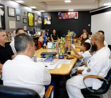 Prefeito recebe atletas de karatê kyokushin no gabinete