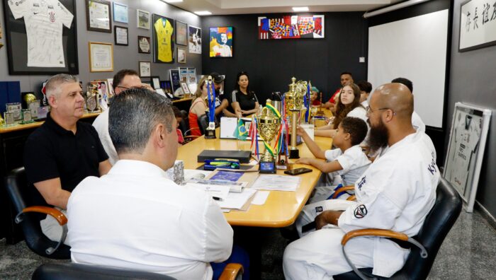Prefeito recebe atletas de karatê kyokushin no gabinete
