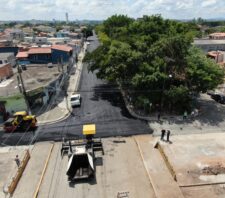 Prefeito vistoria obras de drenagem e pavimentação da rua Cidade de Diadema