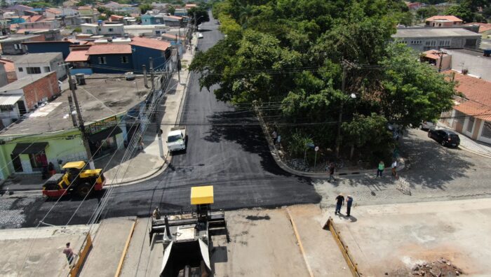 Prefeito vistoria obras de drenagem e pavimentação da rua Cidade de Diadema