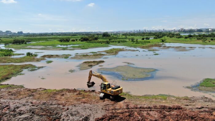 Trabalhos de desassoreamento do rio Tietê têm início