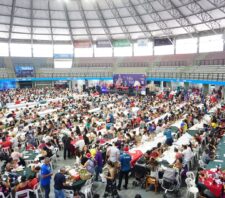 ‘Almoço de Natal’ reúne duas mil pessoas na Arena Suzano
