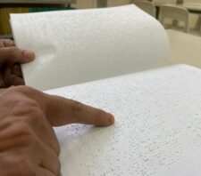 Biblioteca Municipal oferece acervo em braille e equipamentos de leitura a deficientes visuais