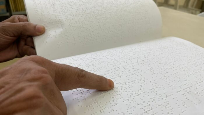 Biblioteca Municipal oferece acervo em braille e equipamentos de leitura a deficientes visuais