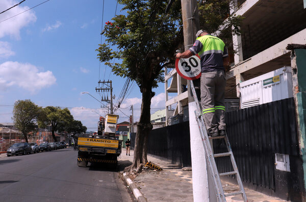 Transporte aprimora 140 pontos de sinalização em um mês