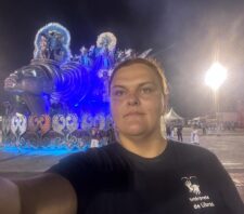 Professora de Libras de Suzano é destaque em desfile de escola de samba