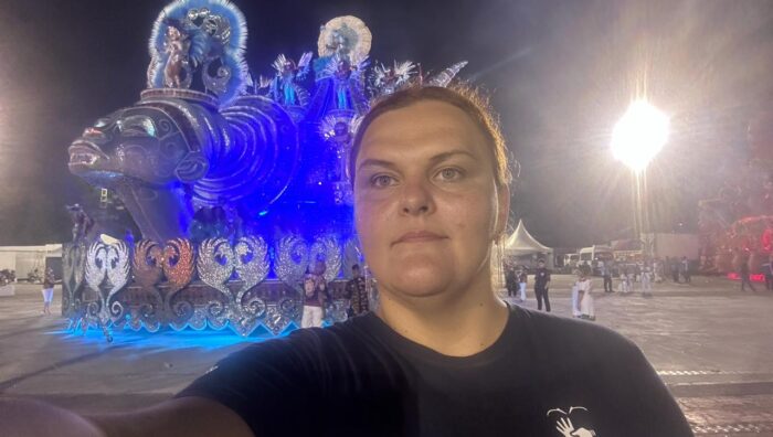 Professora de Libras de Suzano é destaque em desfile de escola de samba