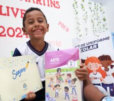 Educação inicia entrega de materiais e uniformes escolares a 28 mil alunos