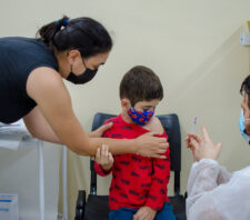 Vacinação contra a dengue para crianças de 10 e 11 anos começa na próxima terça