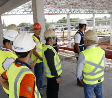 Prefeito acompanha obra de loja que vai gerar até 200 empregos
