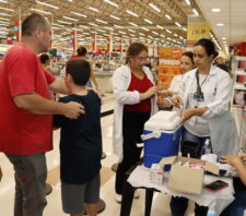 Vacinação contra a dengue alcança 2,4 mil crianças e segue em andamento nos postos