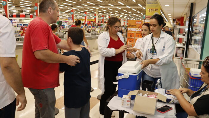 Vacinação contra a dengue alcança 2,4 mil crianças e segue em andamento nos postos